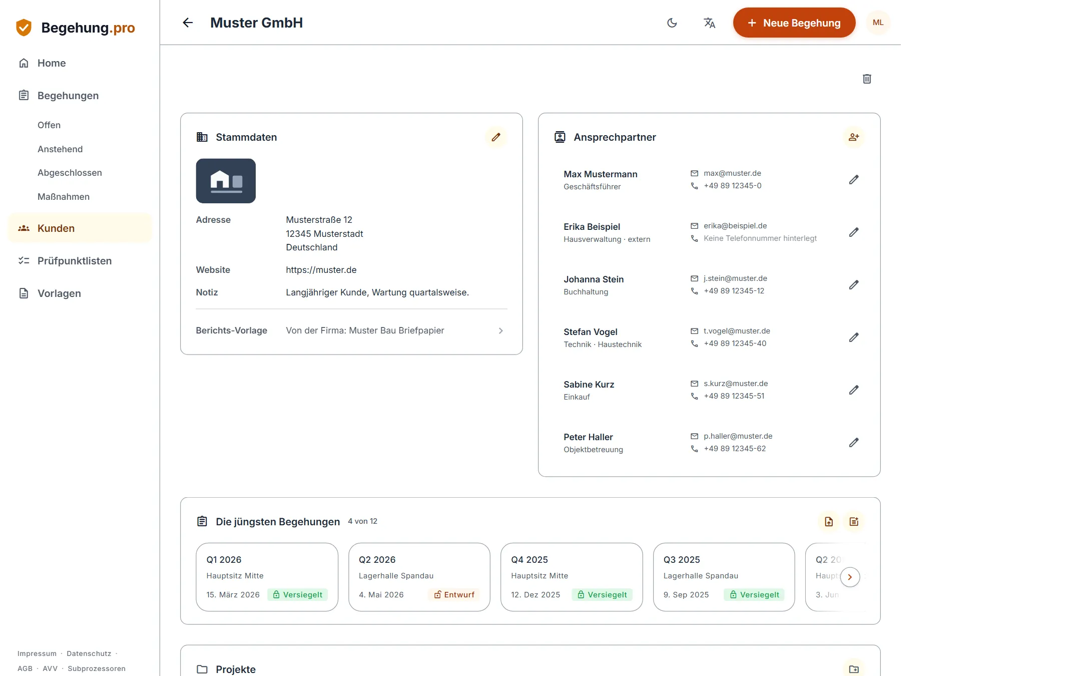 Kundenseite mit Stammdaten und Logo, daneben die Ansprechpartner mit E-Mail und Telefon