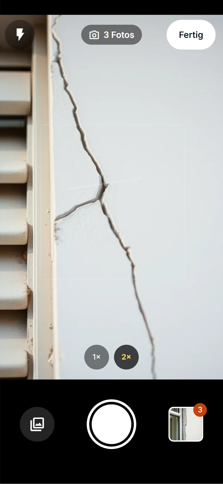 Kamera der App mit dem Foto eines Risses am Fenster, Auslöser und Zähler „3 Fotos“