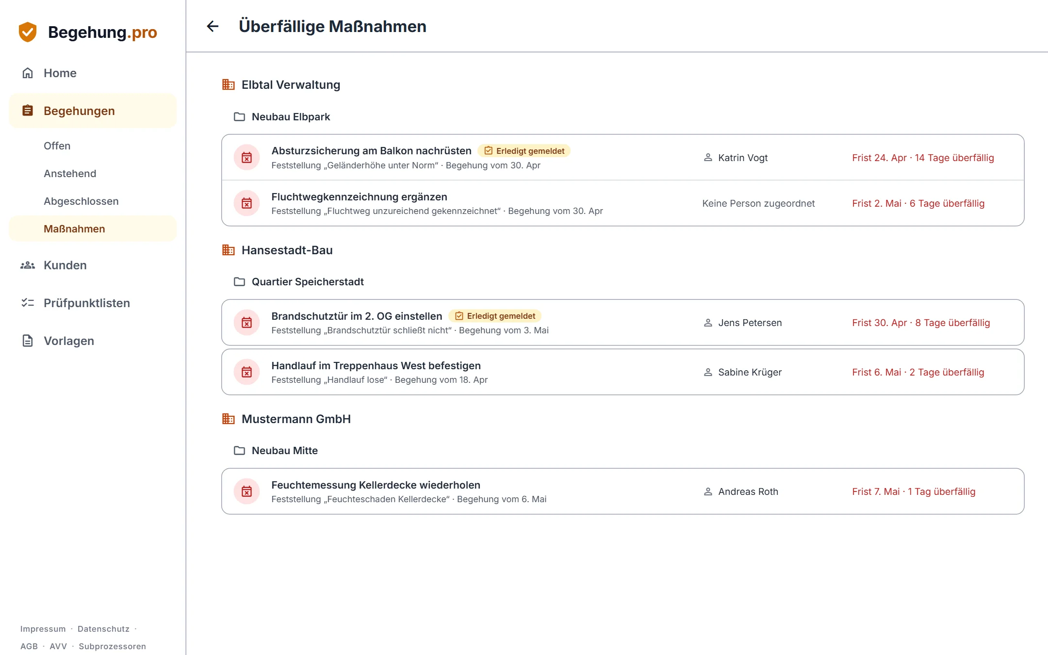 Liste „Überfällige Maßnahmen“ in der Web-App nach Kunde und Projekt, je Maßnahme mit verantwortlicher Person, Frist und Tagen Verzug